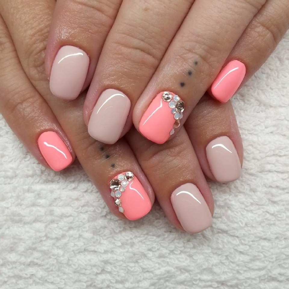 Коралловый маникюр