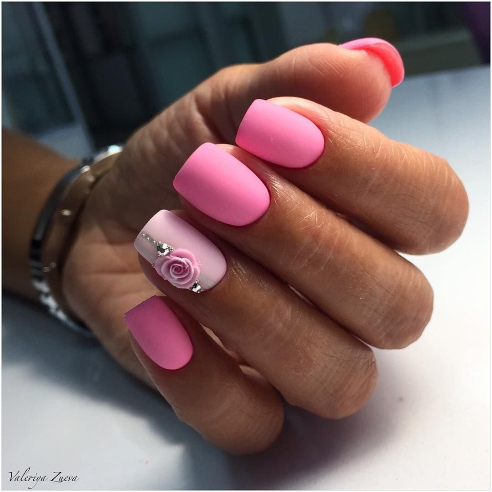 Розовый маникюр