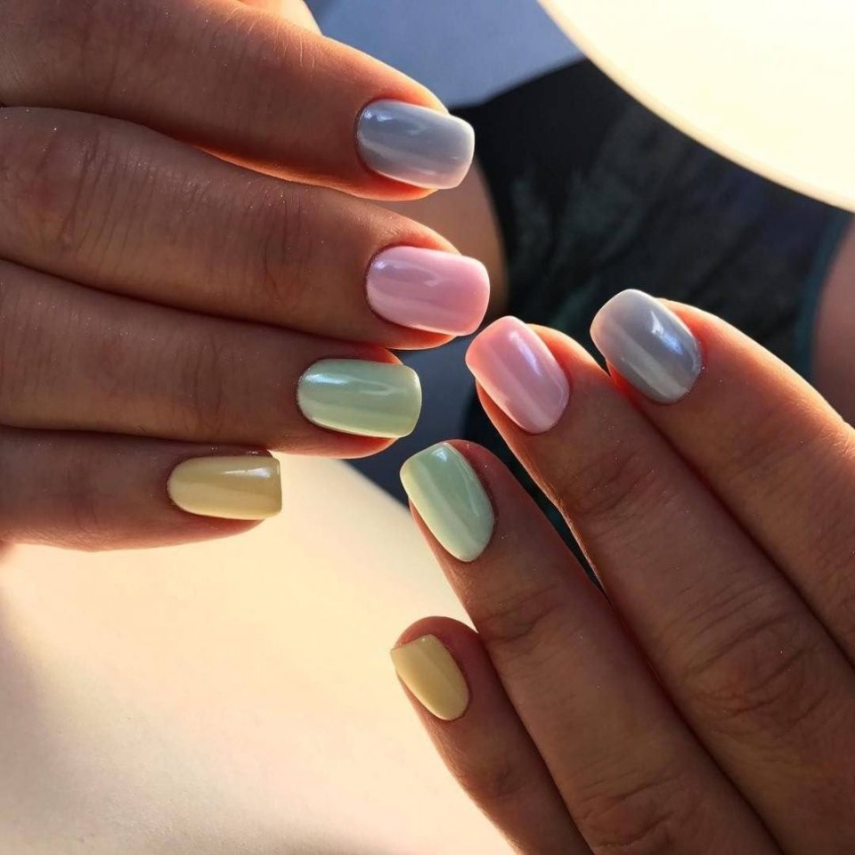 Разноцветный маникюр на коротких ногтях