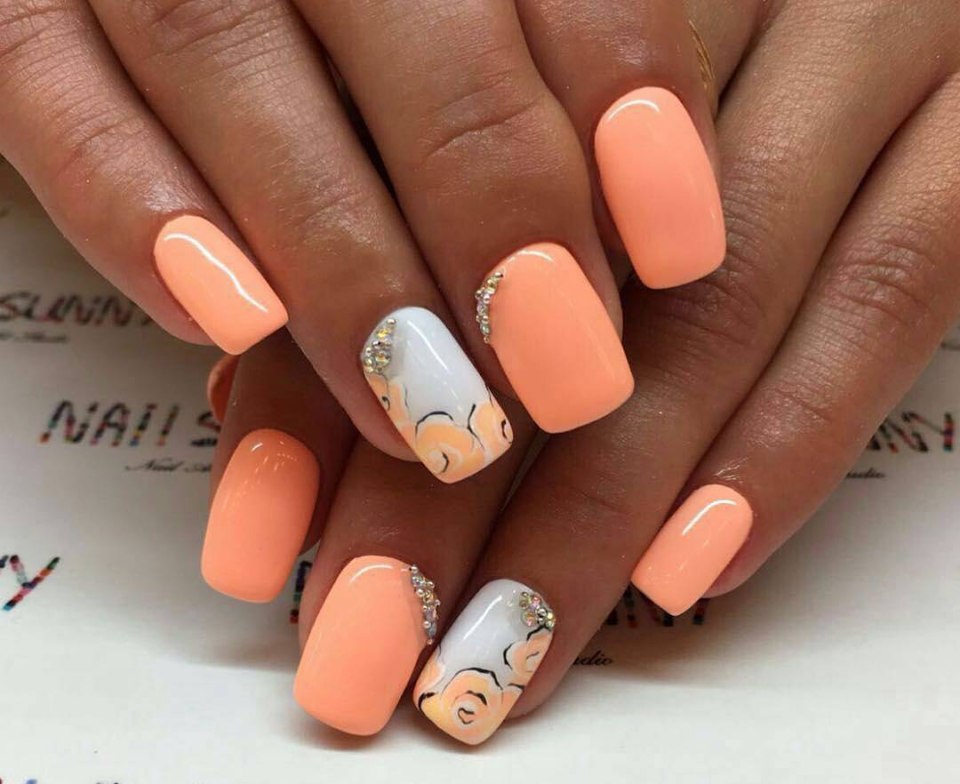 Маникюр персикового цвета