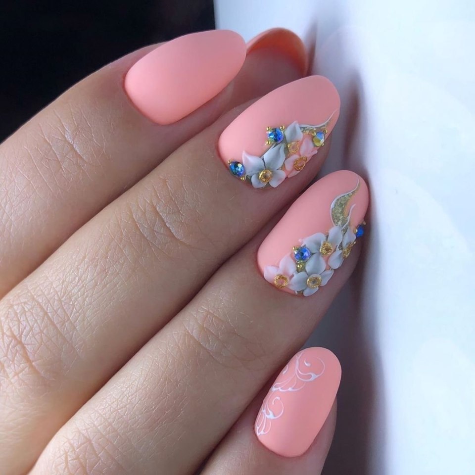 Маникюр летний нежный