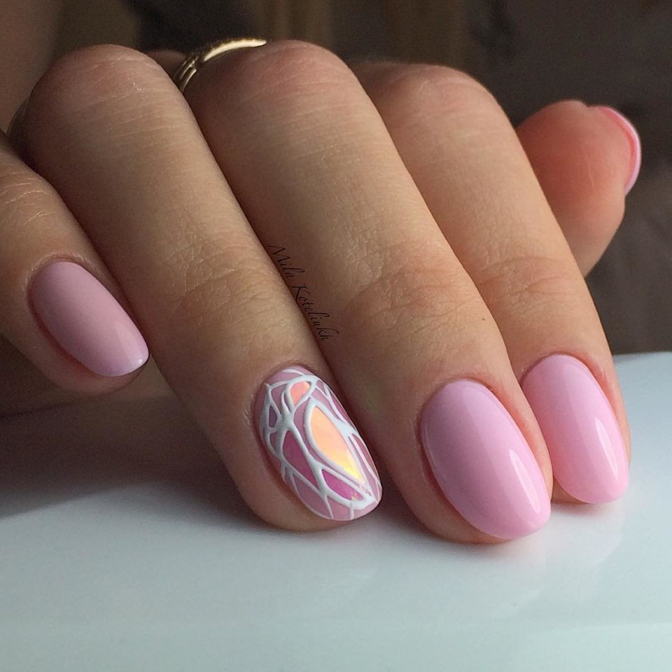 Ногти однотонные с рисунком на одном пальце