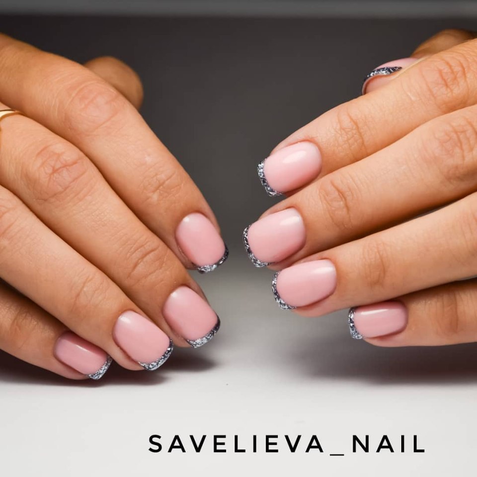 Французский маникюр с блестками