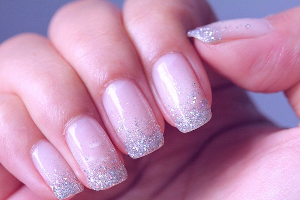 Маникюр с блестками на кончиках