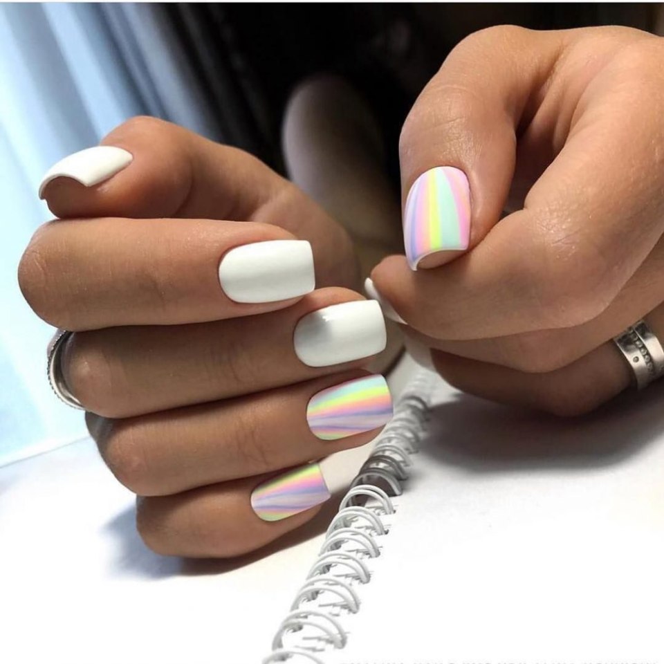 Белый летний маникюр