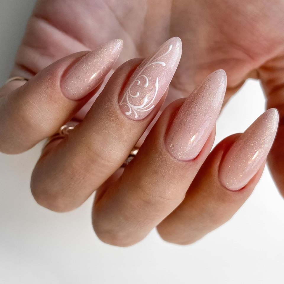 Нежный маникюр с листочками