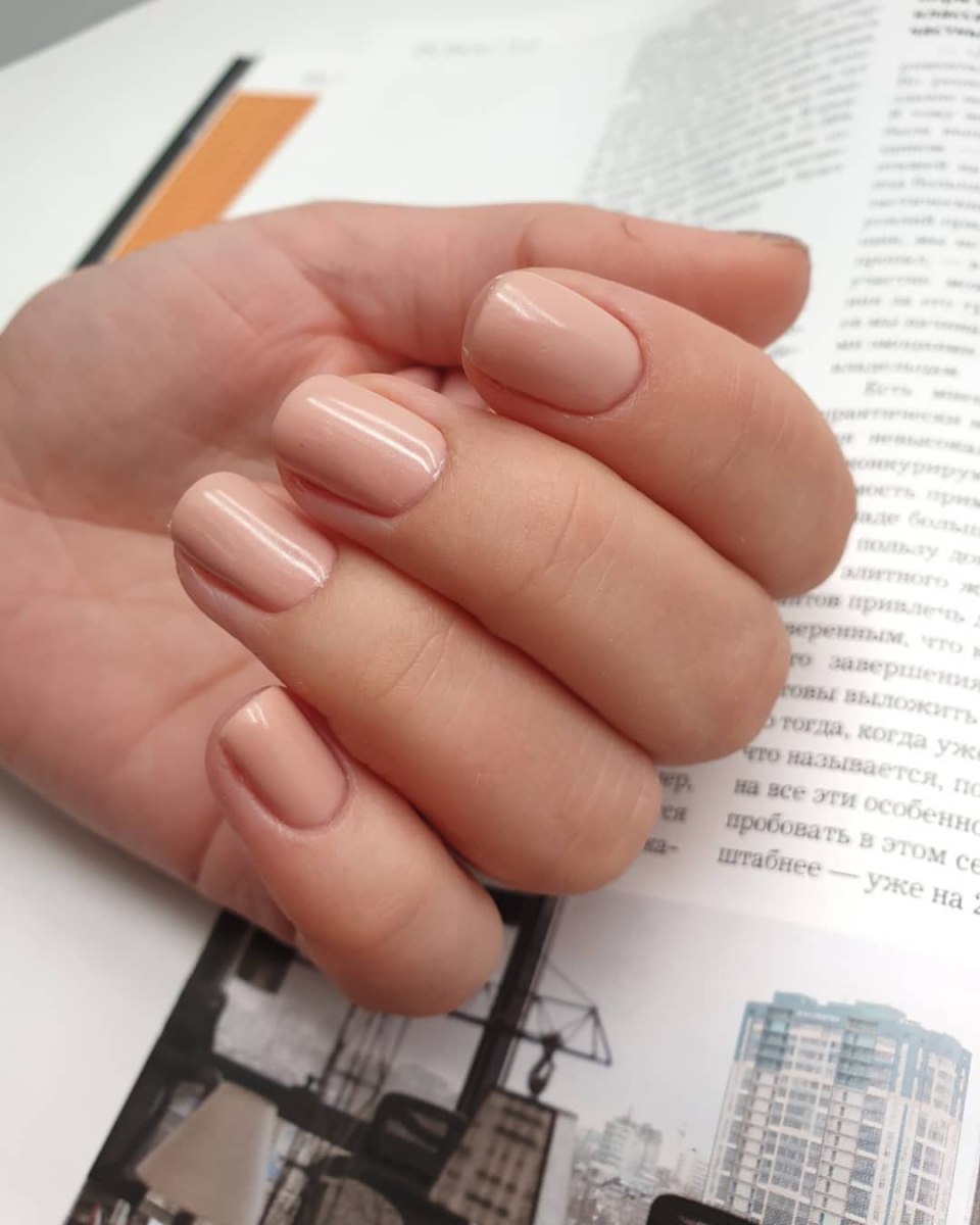 Нежный маникюр с веточкой