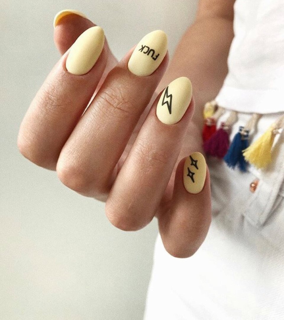 Маникюр на фоне стола