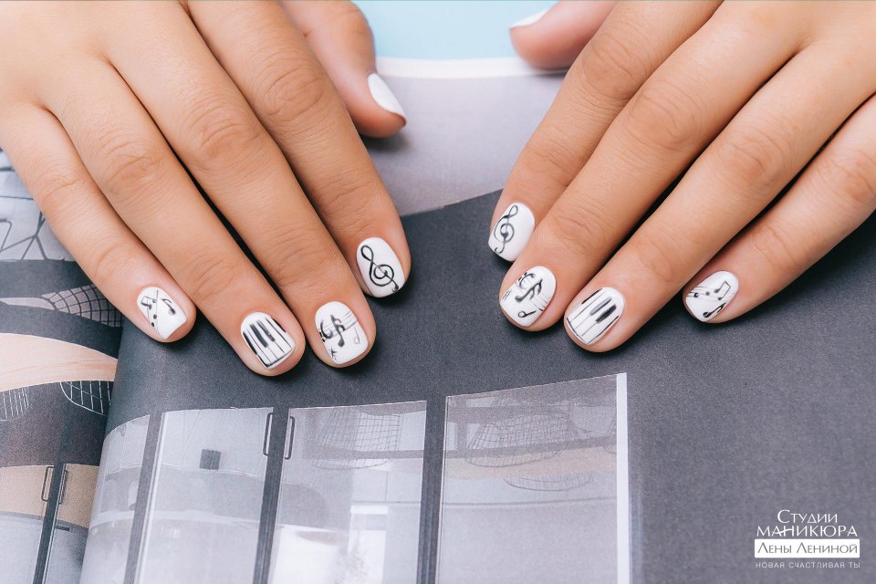 Маникюр разноцветная геометрия