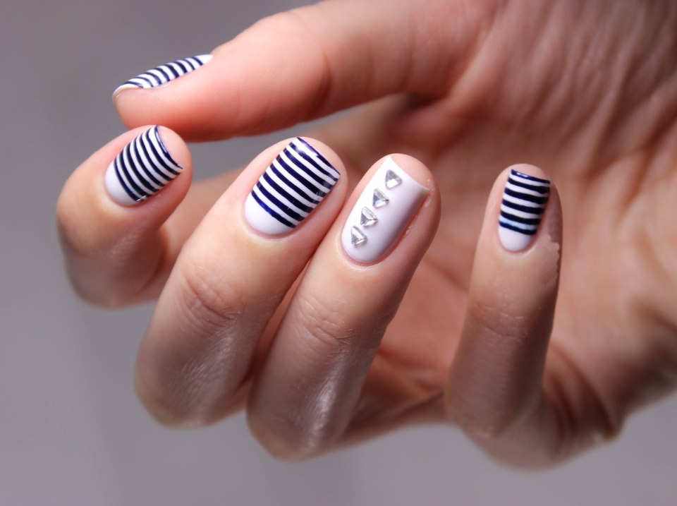 Маникюр с надписями на ногтях 2021