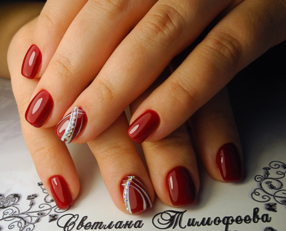Коралловый маникюр со стразами