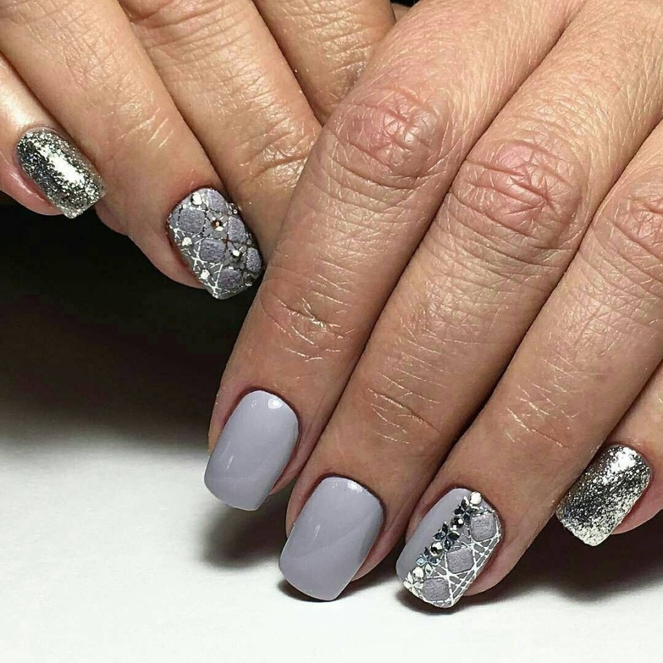 Серебристый маникюр на короткие ногти