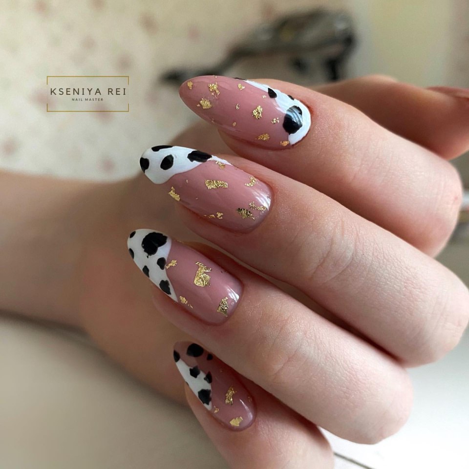 Маникюр коровка на короткие ногти