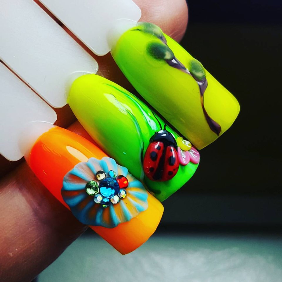 Божья коровка на ногтях