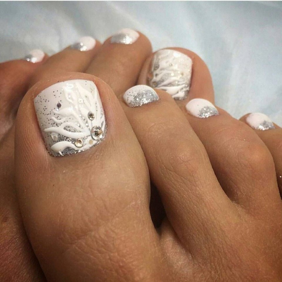 Белый педикюр