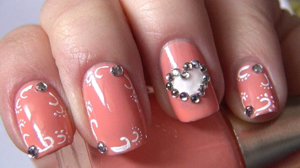 Маникюр стразы с сердечками на короткие ногти
