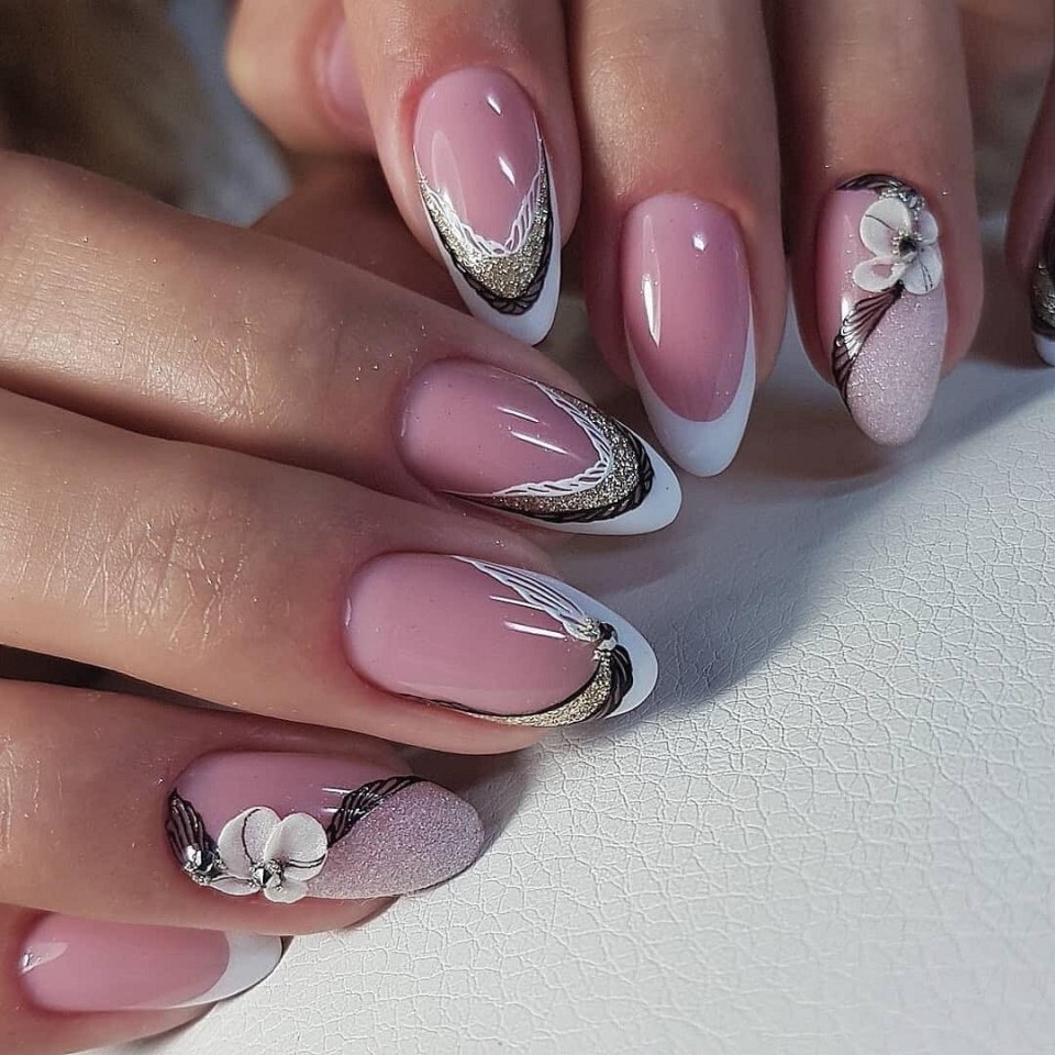 Красивый классический маникюр