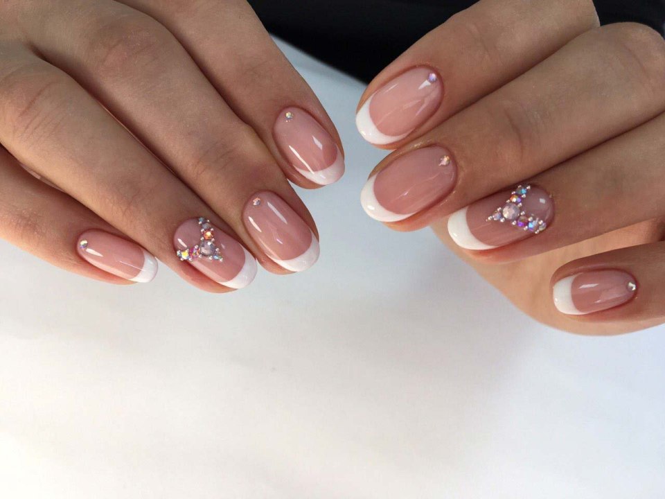 Маникюр на короткие овальные ногти нежные