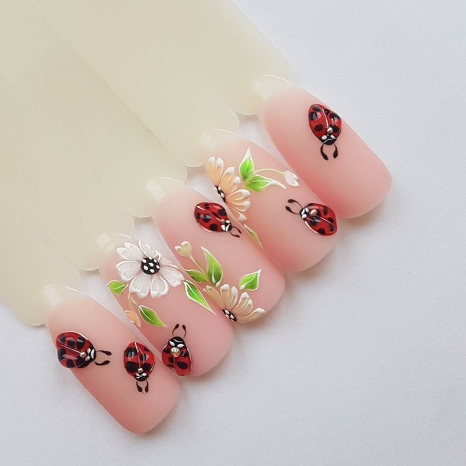 Объемные цветы на ногтях