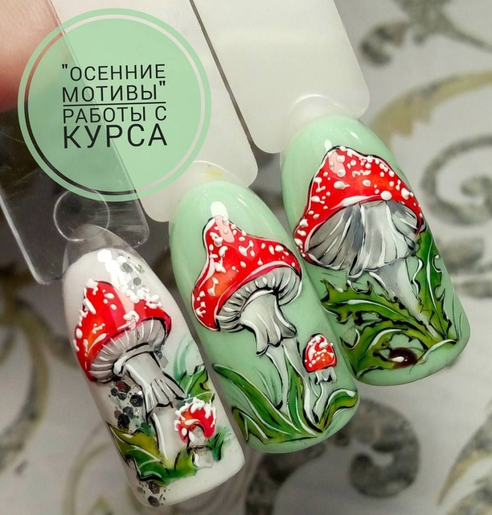 Мухомор на ногтях