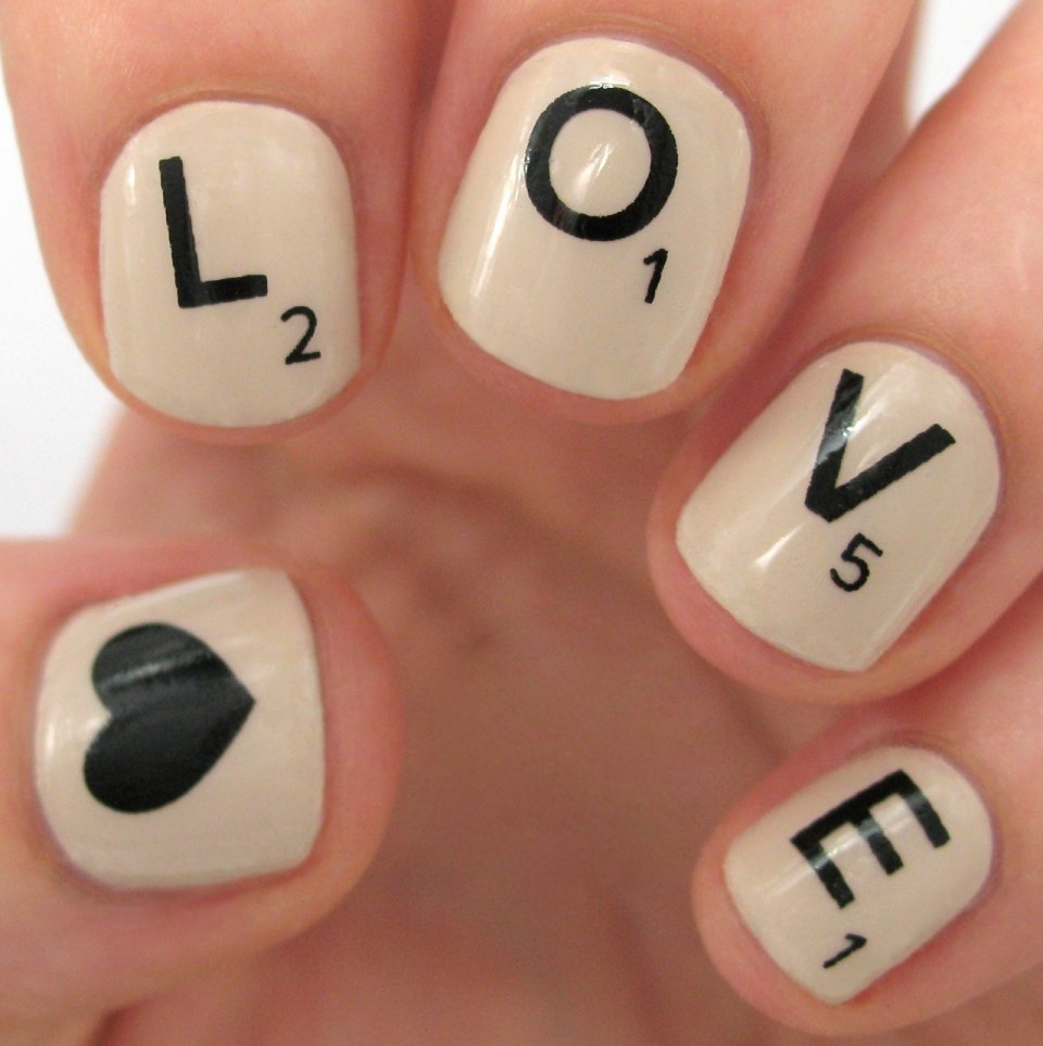Маникюр с надписью Love