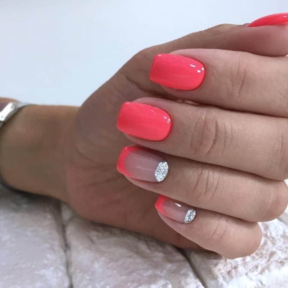 Коралловый маникюр с лунками