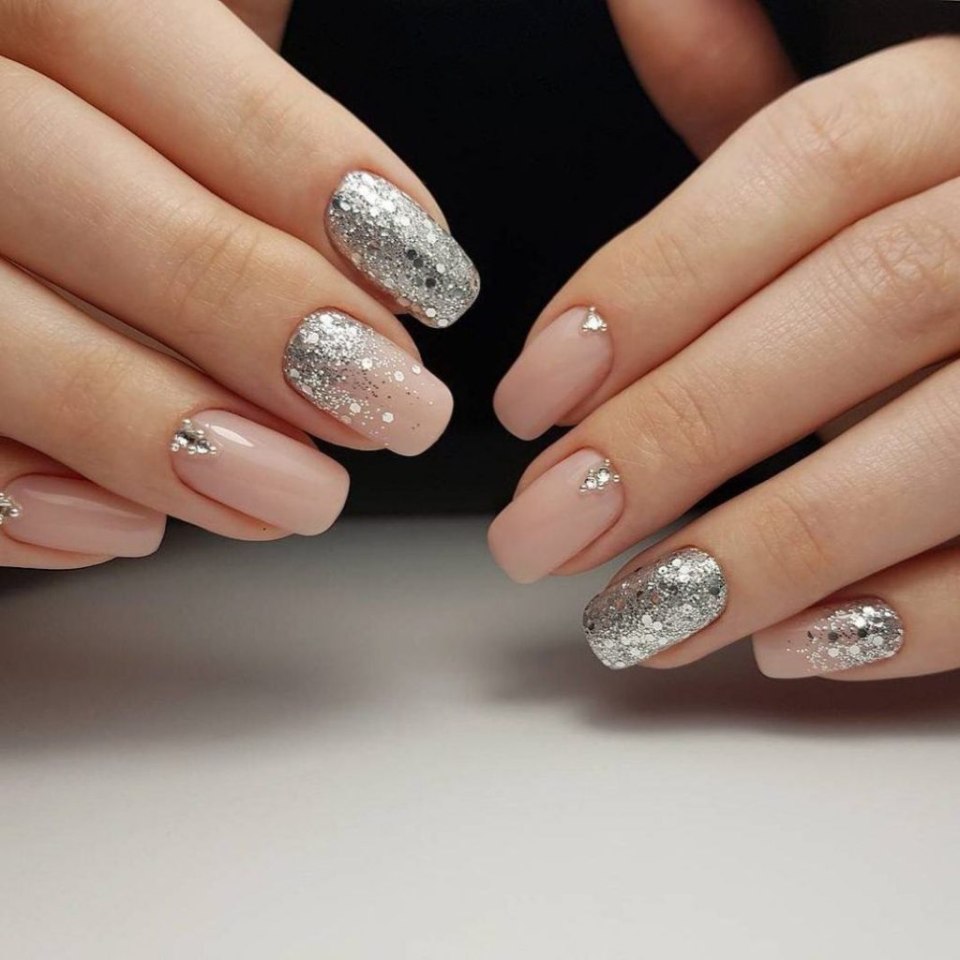 Серебристый френч на ногтях