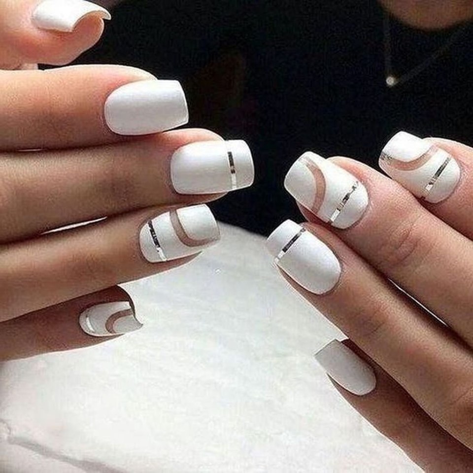 Белый маникюр с лунками