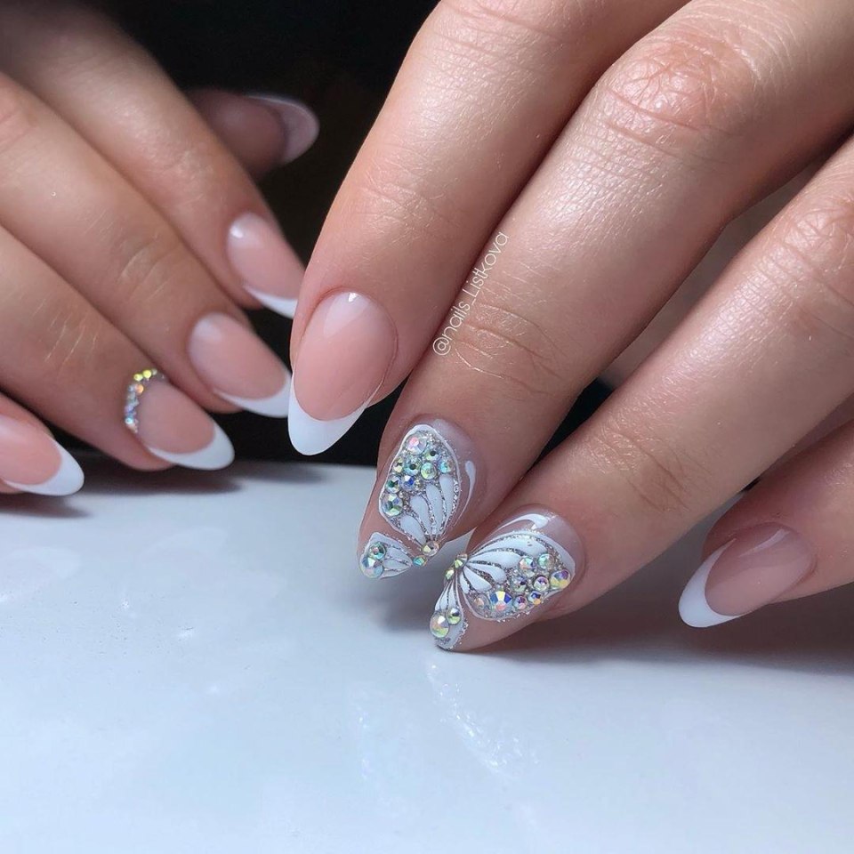 Маникюр с серебристыми полосками