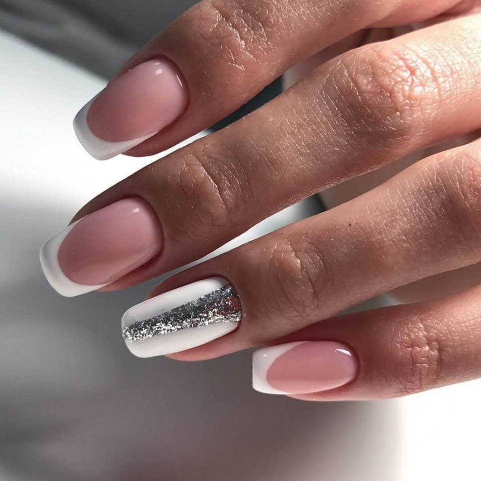 Нежный маникюр с серебристый френч