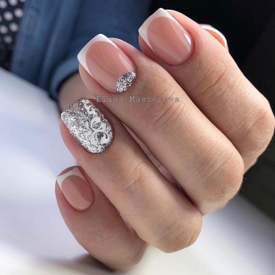 Маникюр френч белый с серебром