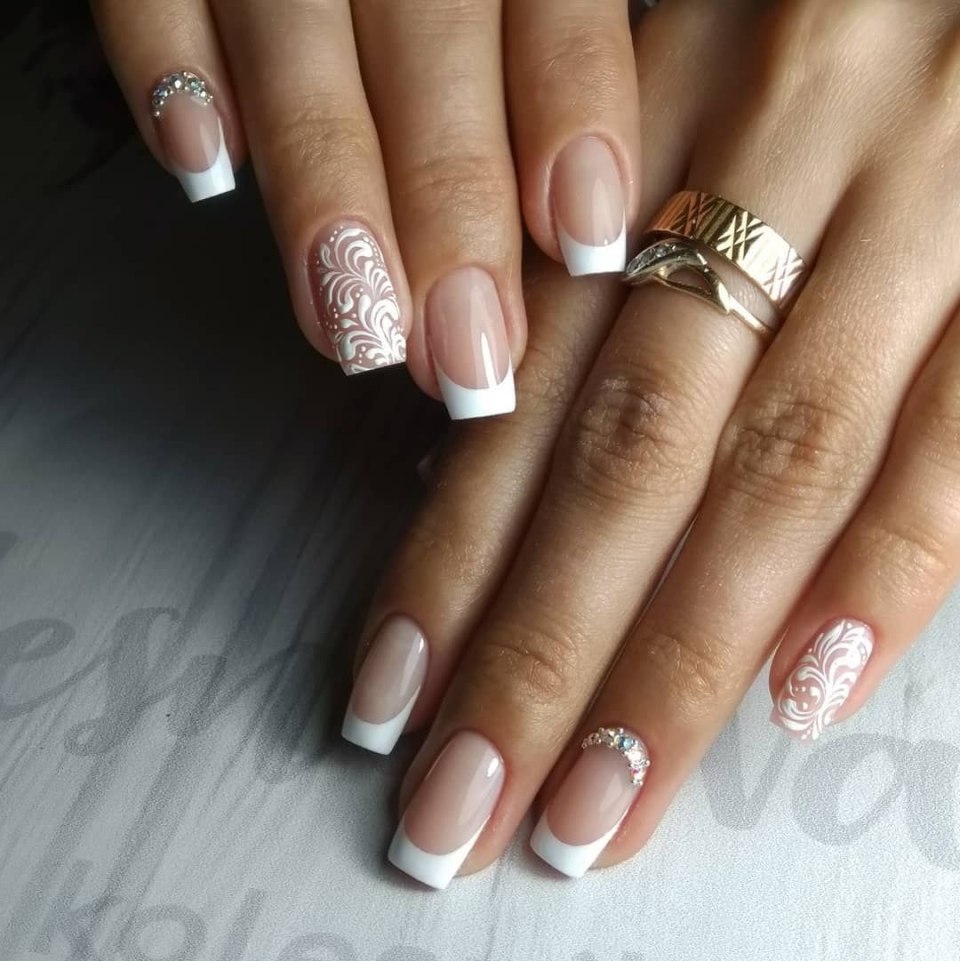 Белый маникюр с блестками