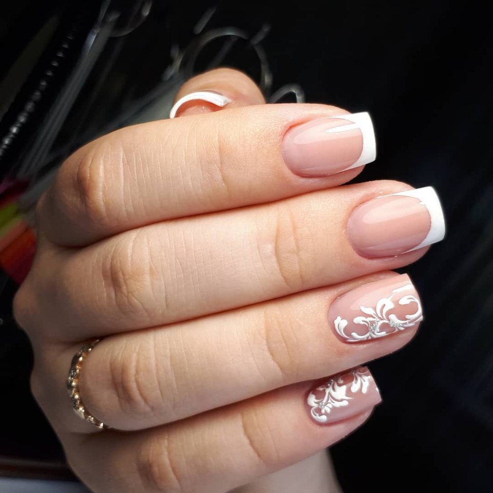 Французский маникюр с полосками