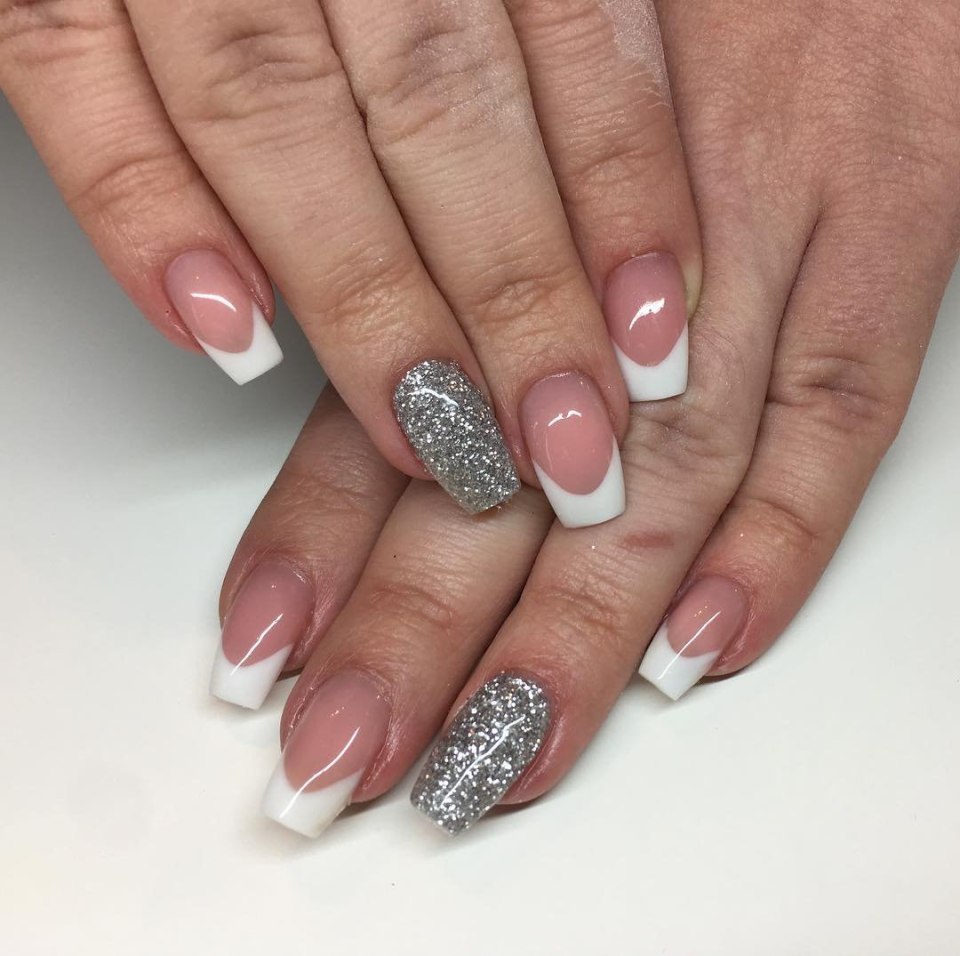 Маникюр белый с серебром