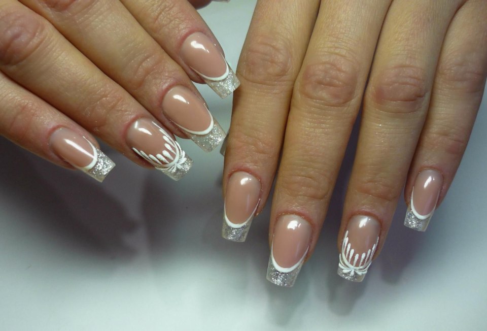 Маникюр френч белый с серебром