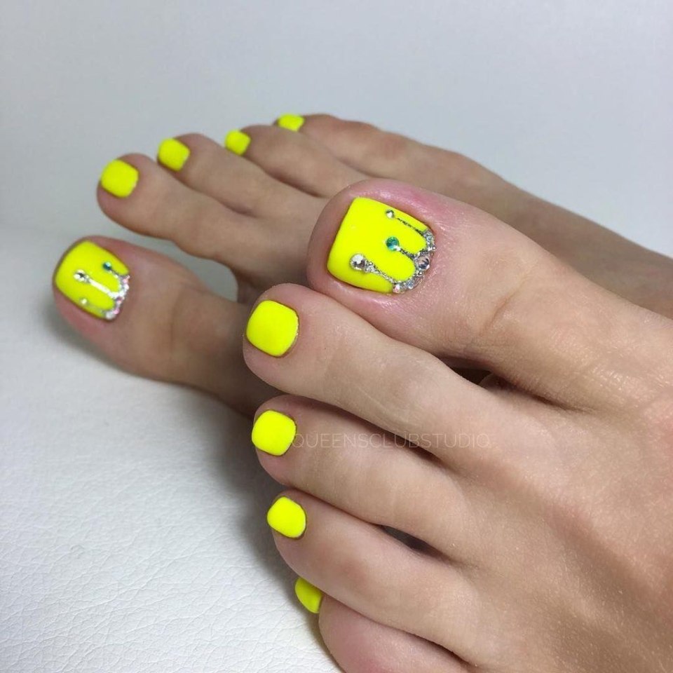 Желтый маникюр и педикюр