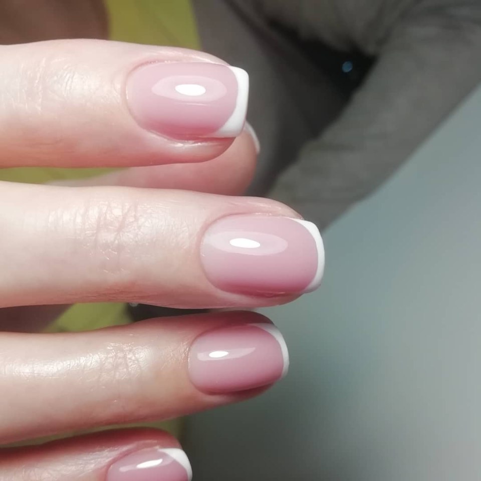 Красный френч на короткие ногти квадратной формы