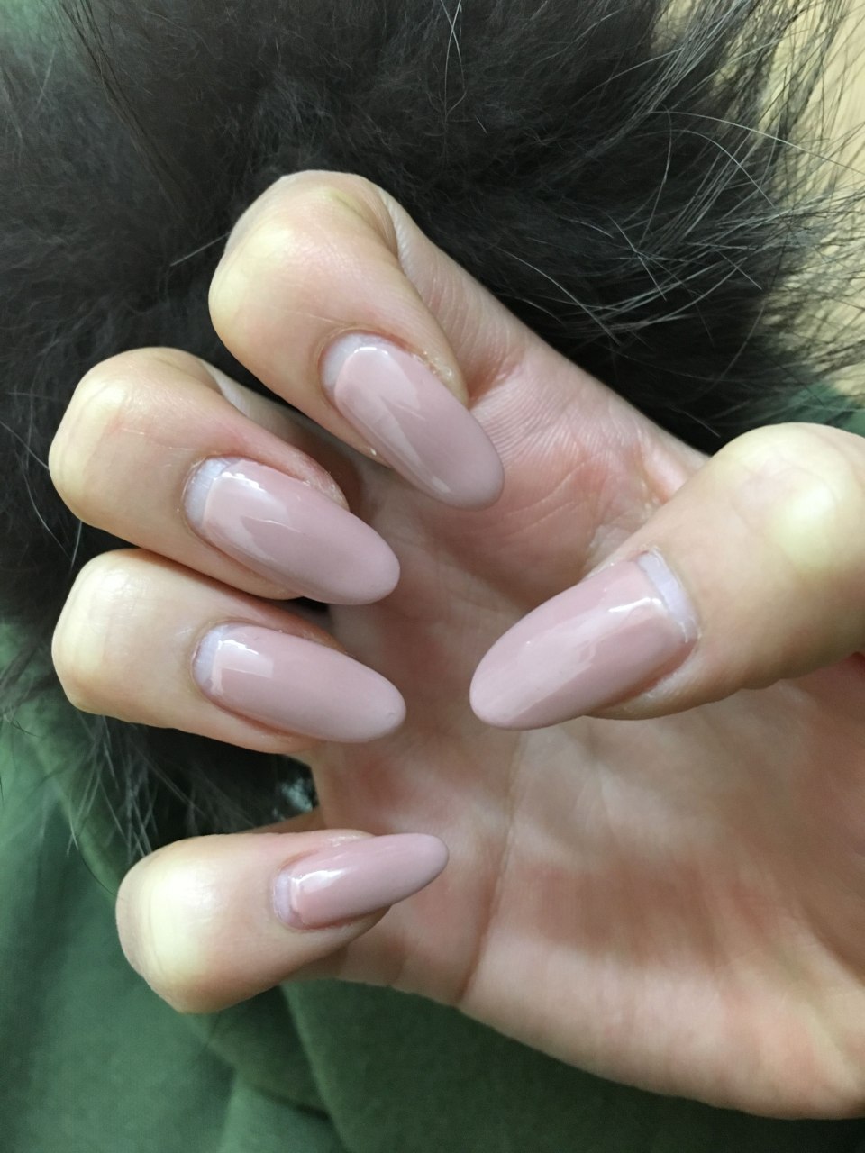 Коралловые ногти с френчем белым
