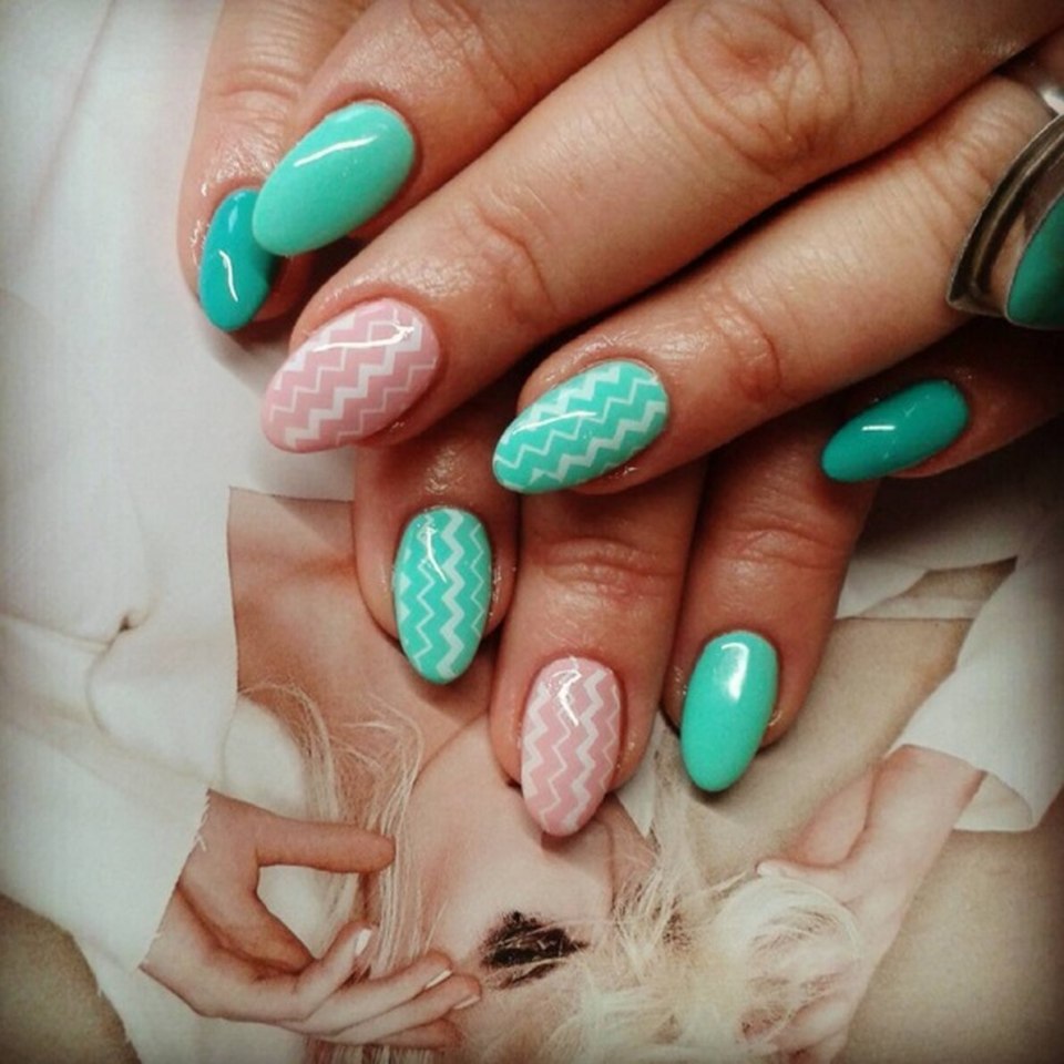 Нежный бирюзовый маникюр