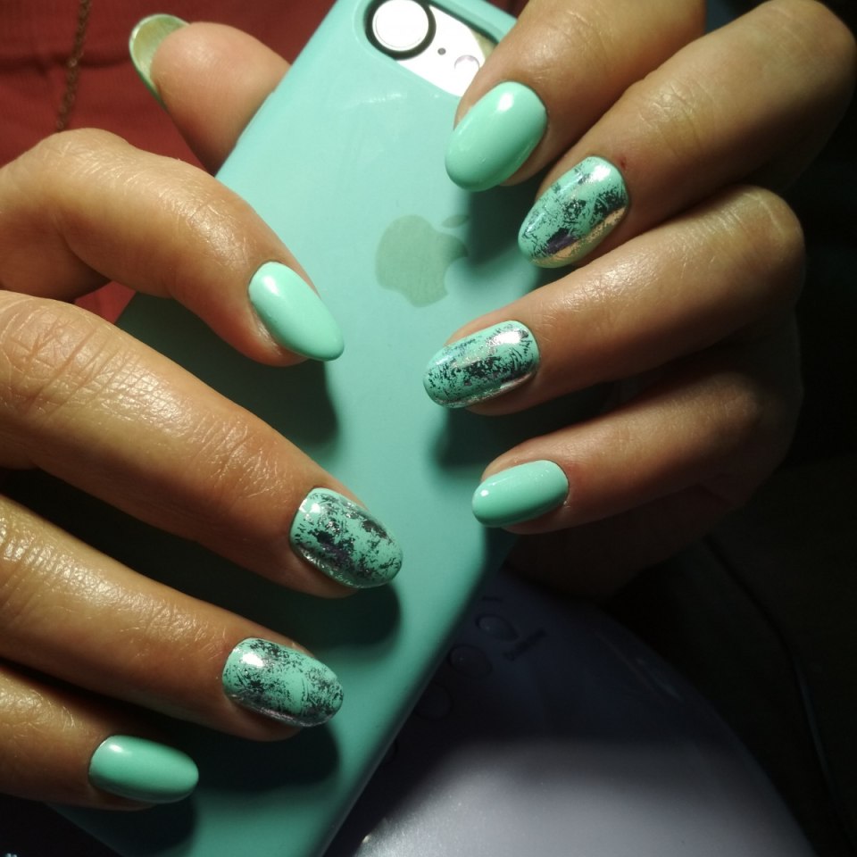 Маникюр голубой перламутр