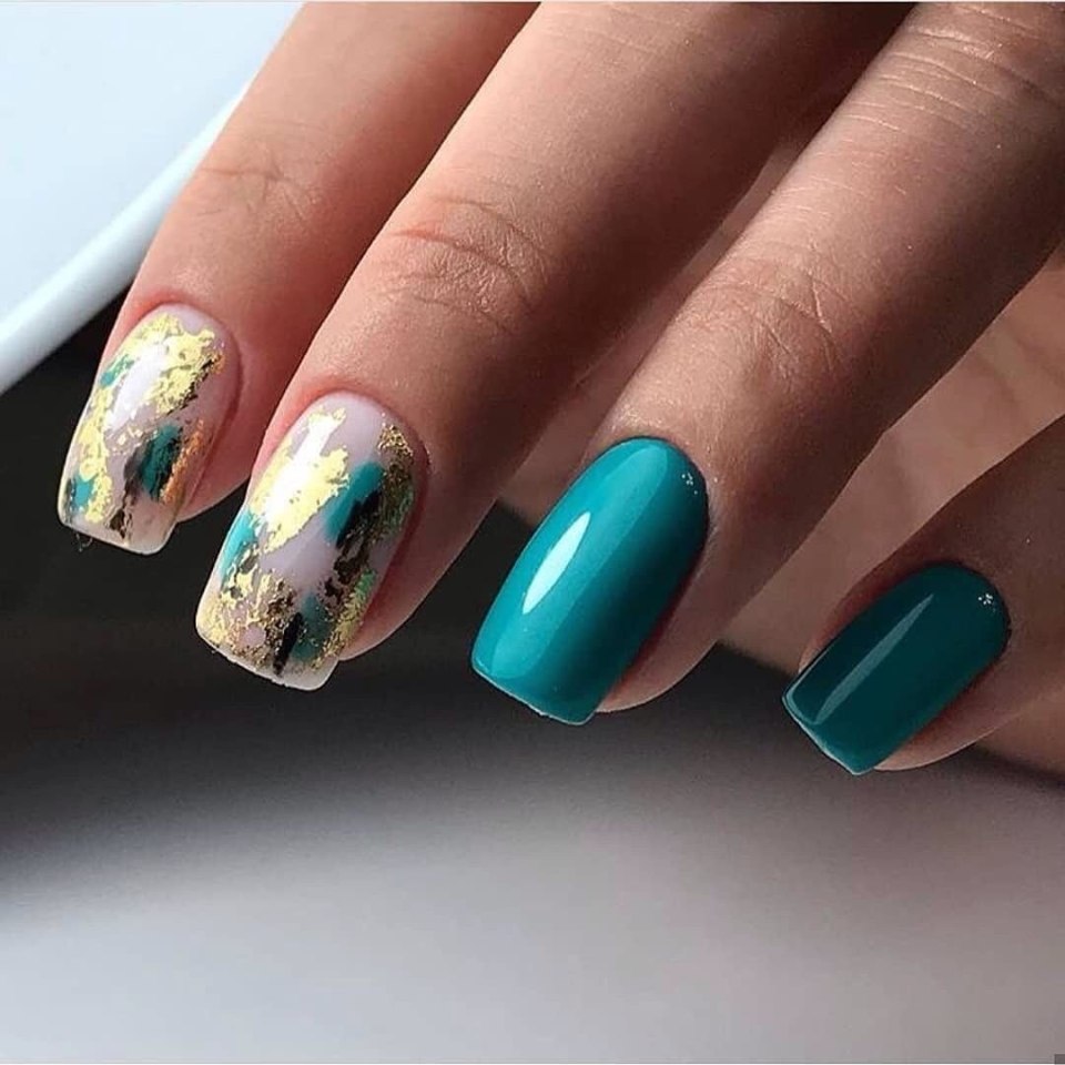 Бирюзовый маникюр с фольгой