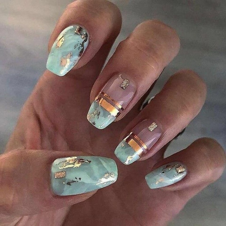 Ментоловый маникюр с фольгой