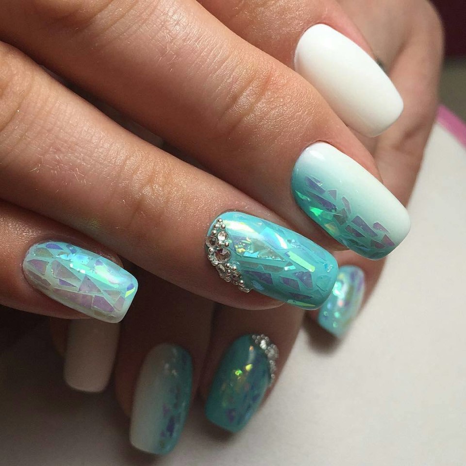 Серо бирюзовый маникюр