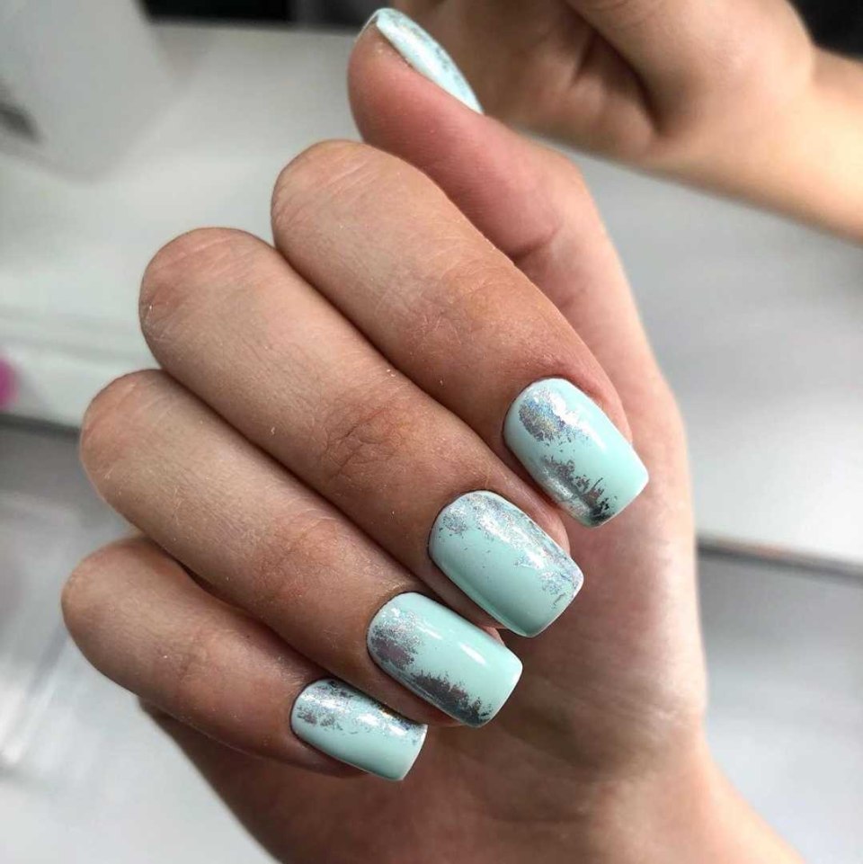 Маникюр мятный с серебром