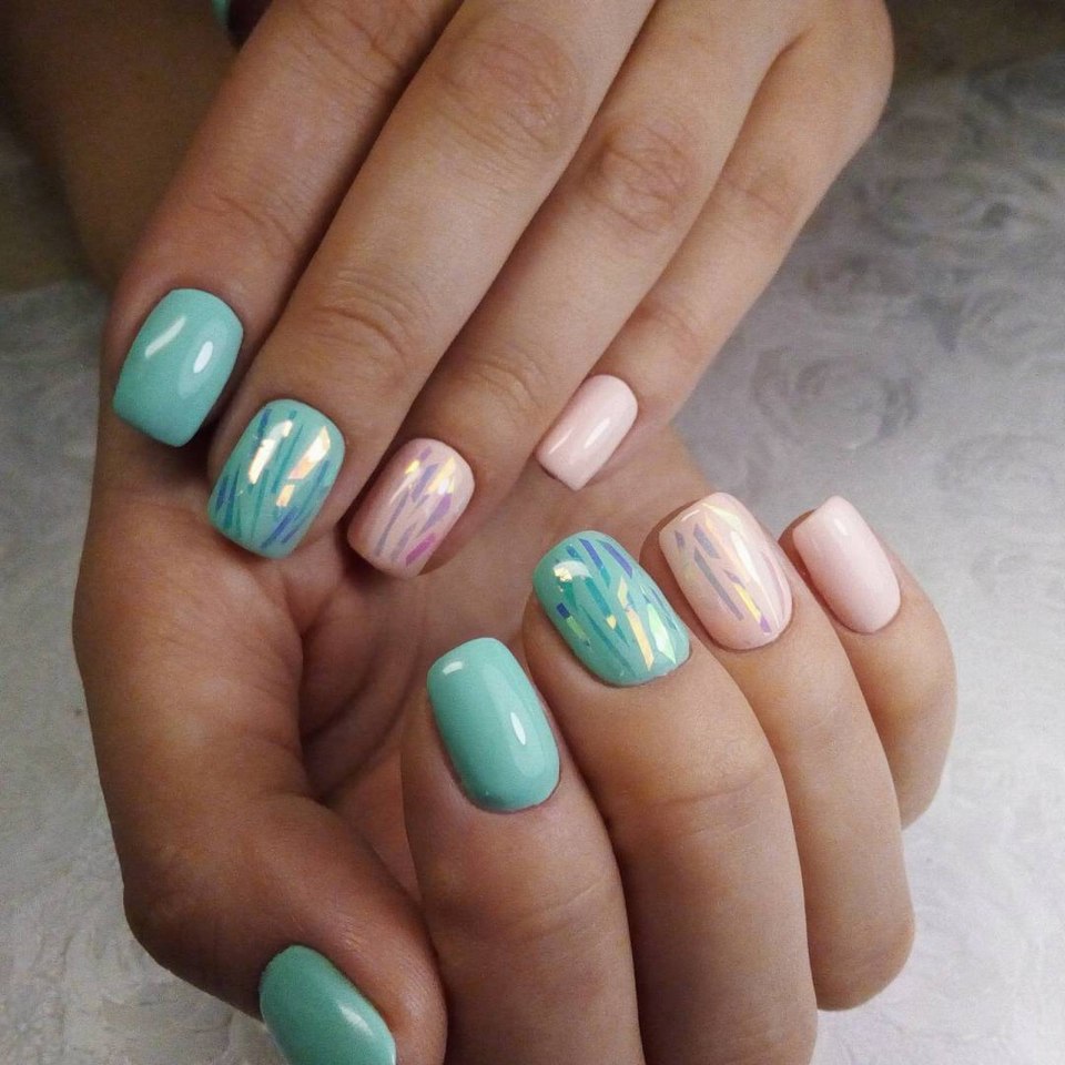 Маникюр мятный с розовым