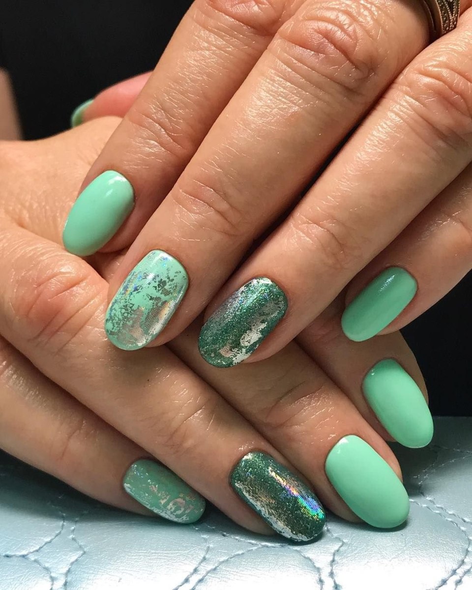 Мятный маникюр