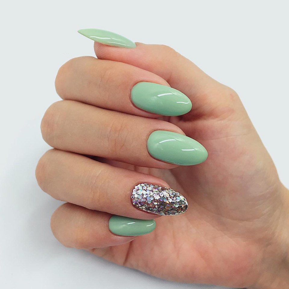 Маникюр бирюзовый с золотом