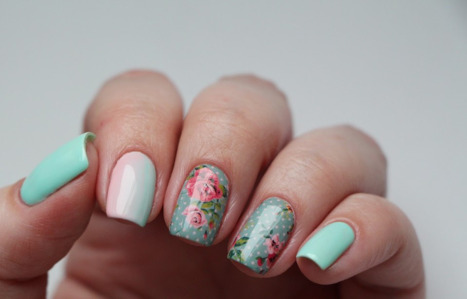 Изумрудно бирюзовый маникюр