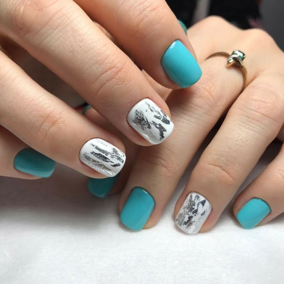 Маникюр ярко бирюзовый с фольгой