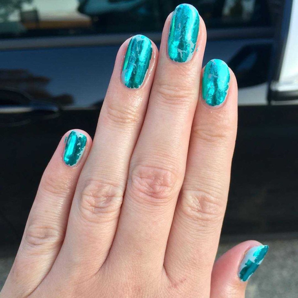 Маникюр зеленый с золотой фольгой